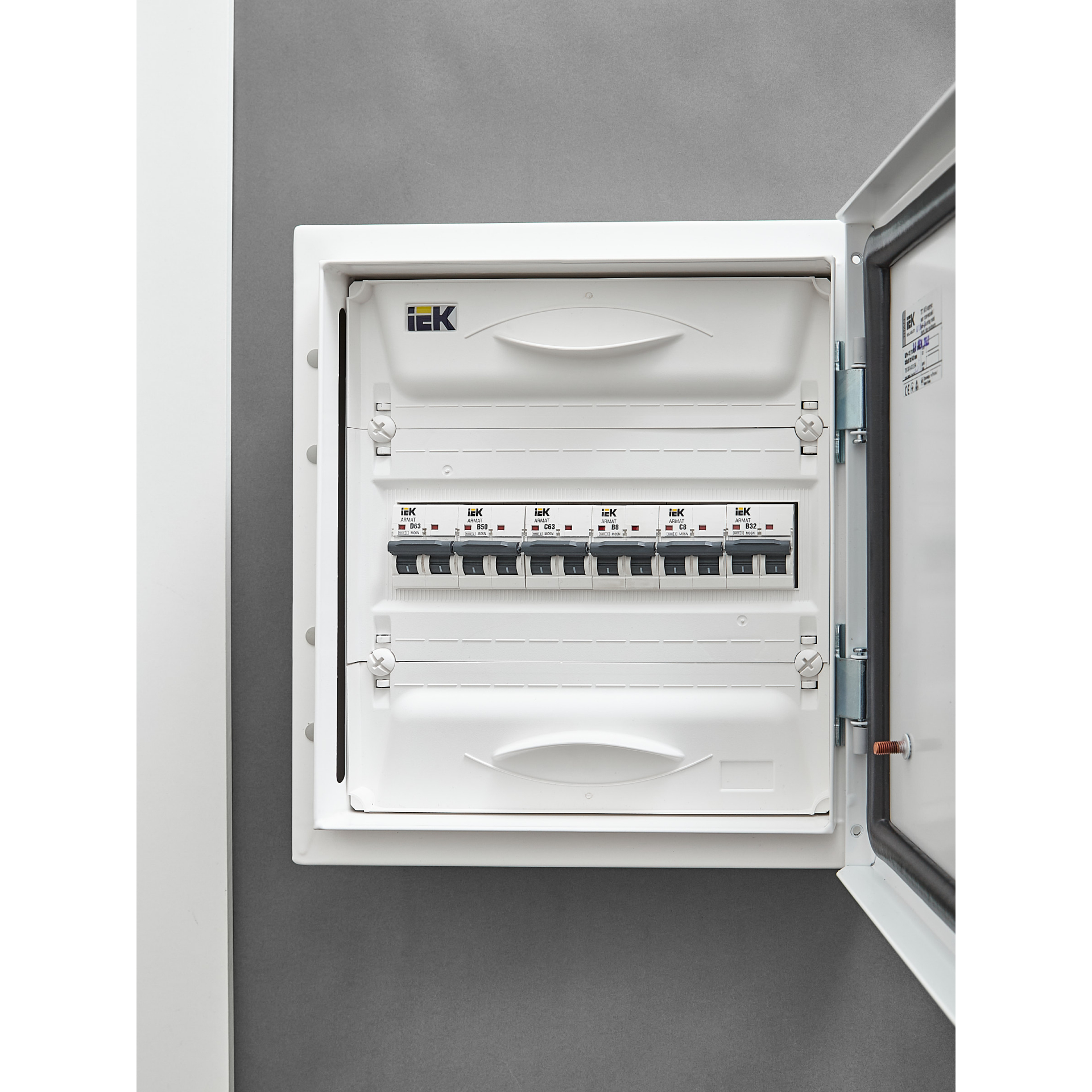 ARMAT Автоматический выключатель M06N 2P B 8А IEK