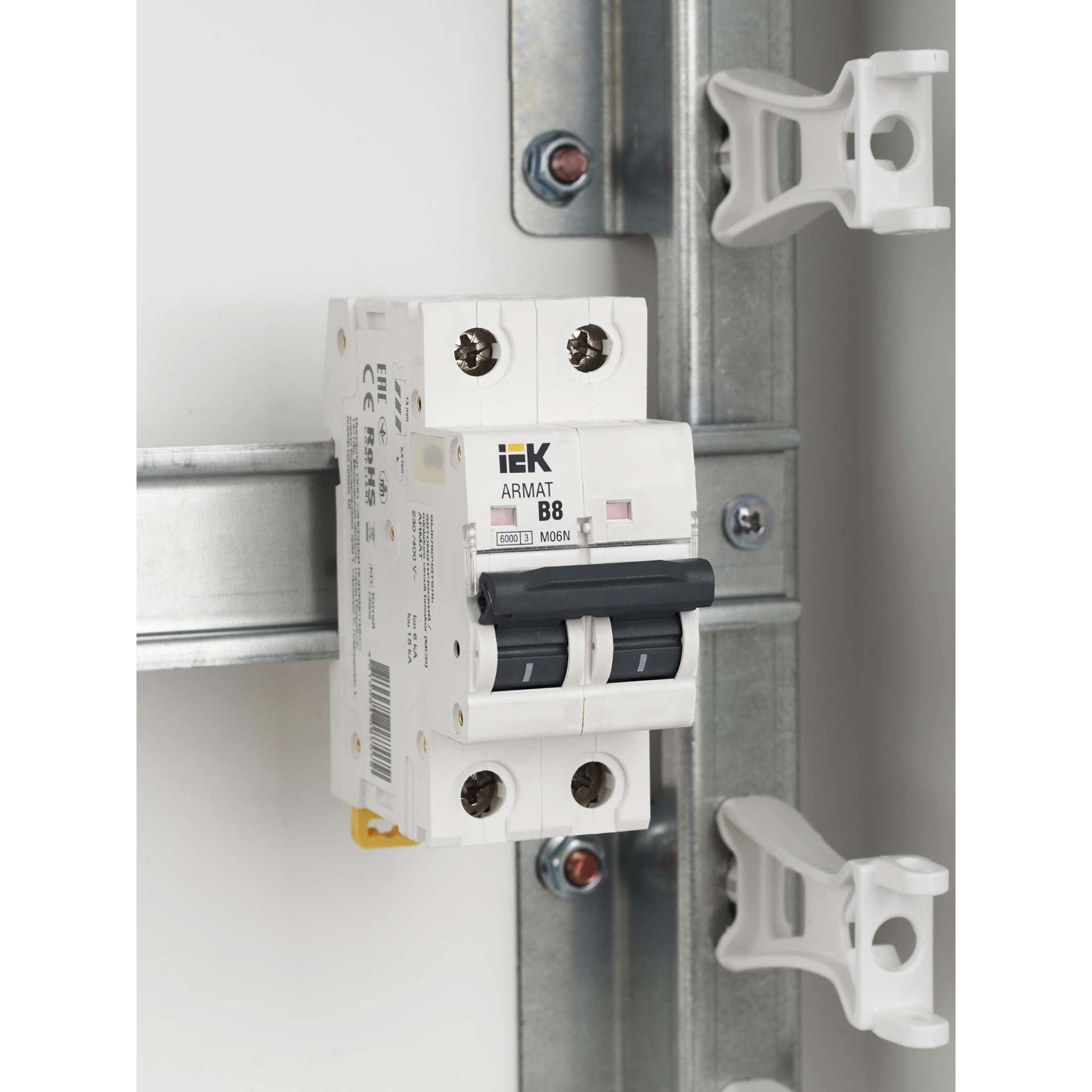 ARMAT Автоматический выключатель M06N 2P B 8А IEK