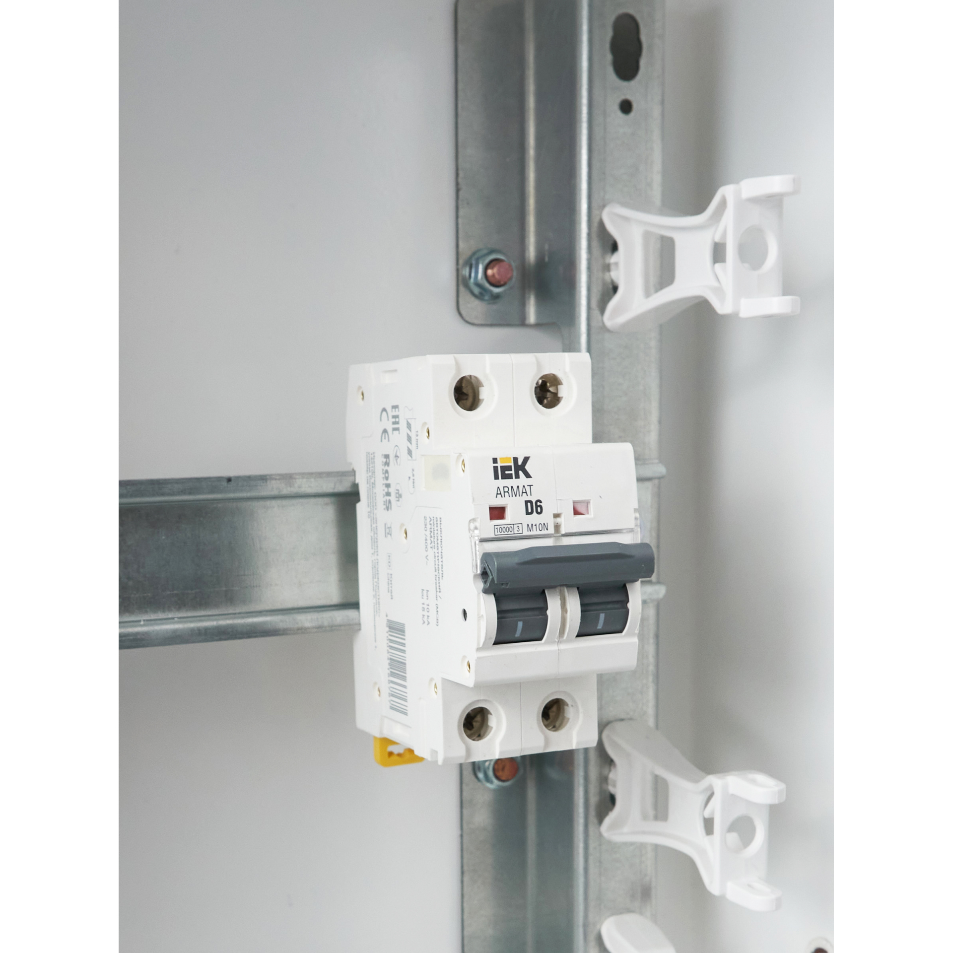 ARMAT Автоматический выключатель M10N 2P D 6А IEK