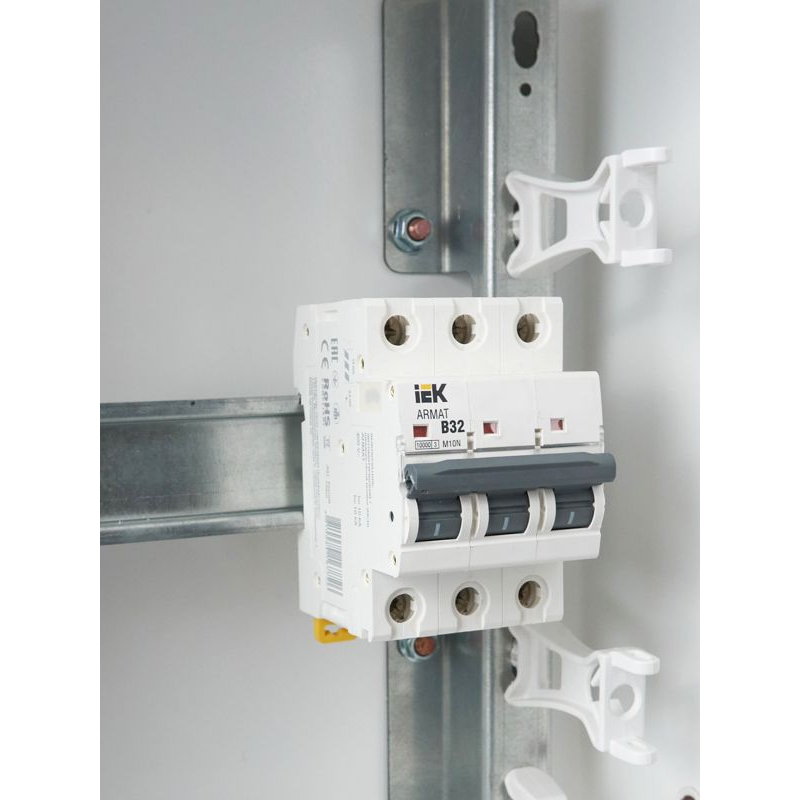 ARMAT Автоматический выключатель M10N 3P B 32А IEK