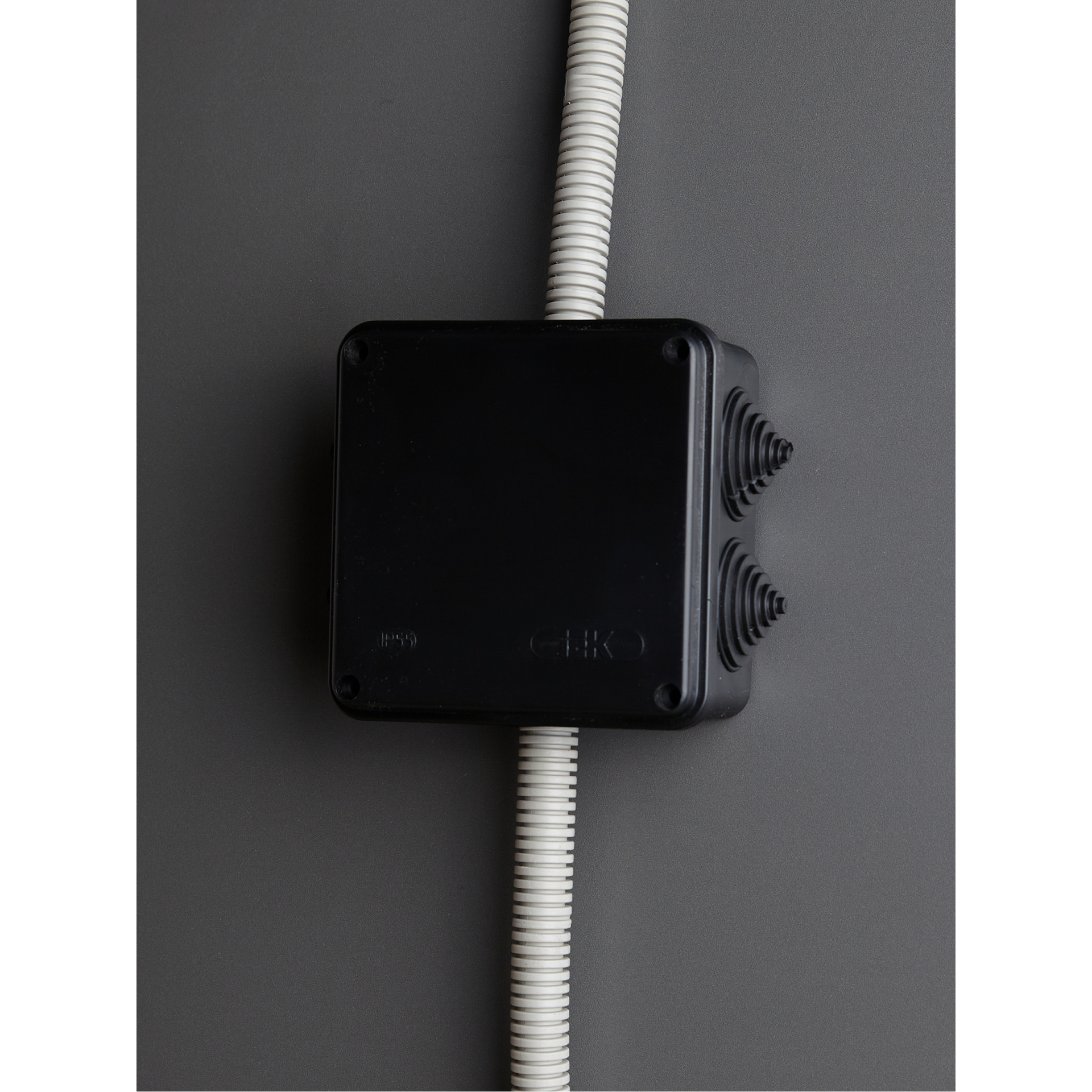 Коробка распаячная КМ41234 для открытой проводки безгалогенная (HF) 100х100х50мм IP55 6 гермовводов черная (RAL 9005) IEK