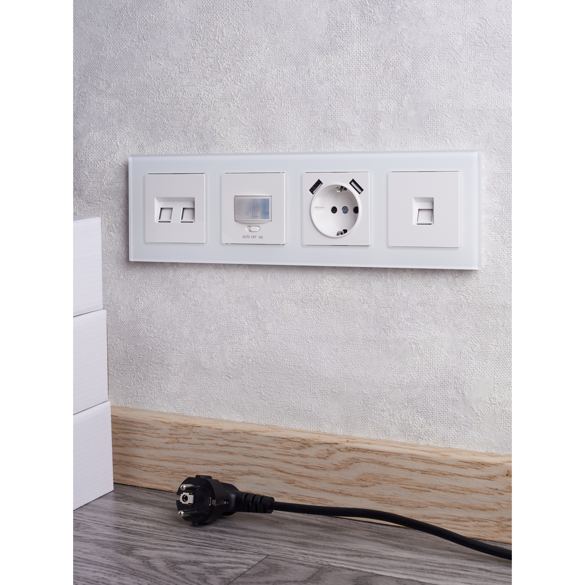 BRITE Рамка 4-местная РУ-4-2-Бр стекло белый матовый IEK