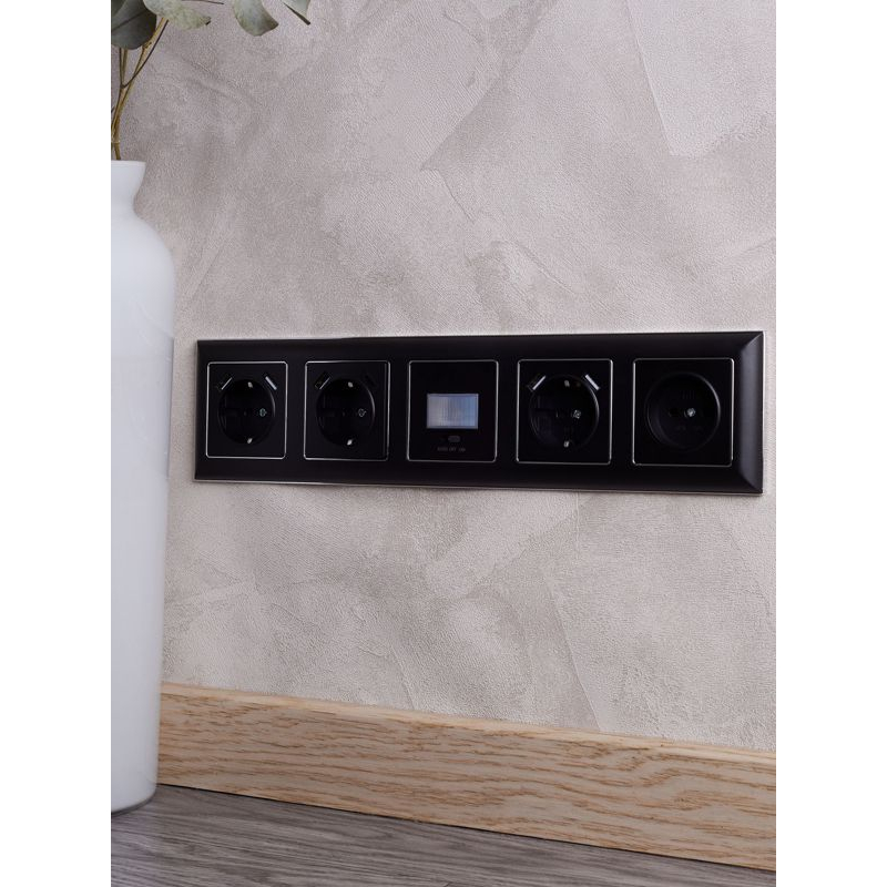 BRITE Рамка 5-местная РУ-5-Бр хром/черный IEK