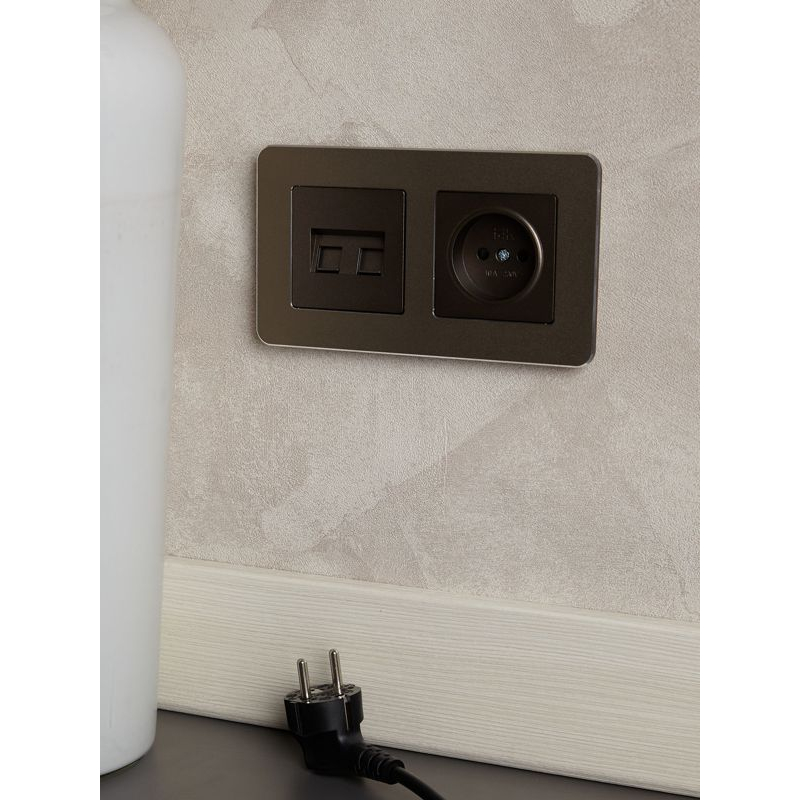 BRITE Розетка 1-местная без заземления с защитными шторками 10А РСш10-2-БрТБ темная бронза IEK