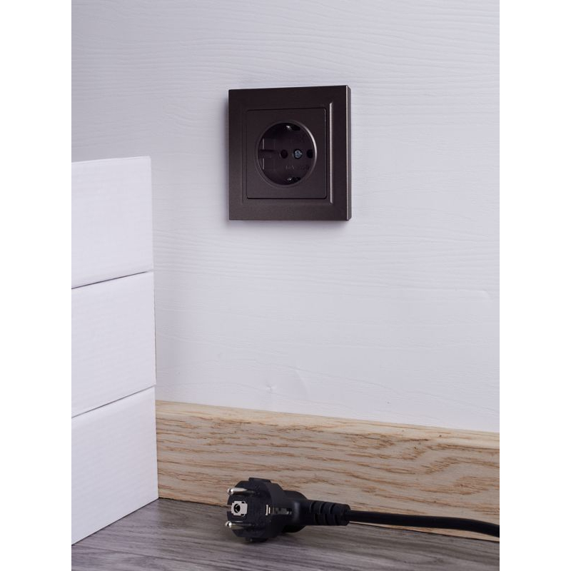 BRITE Розетка 1-местная с заземлением с защитными шторками 16А в сборе РСР14-1-0-БрТБ темная бронза IEK