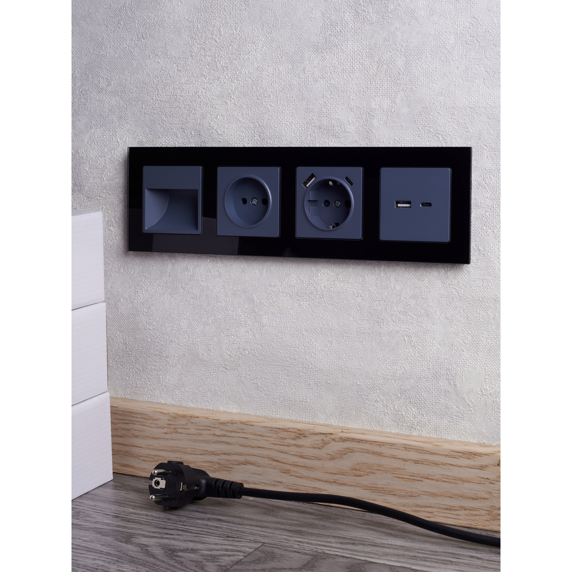 BRITE Розетка 1-местная с заземлением с защитными шторками 16А с USB A+C 18Вт РЮш11-1-БрМ маренго IEK