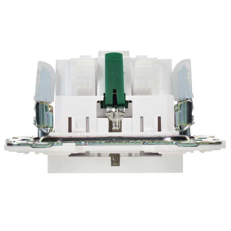 SKANDY Розетка с заземлением с защитными шторками 16А SK-R04W арктический белый IEK