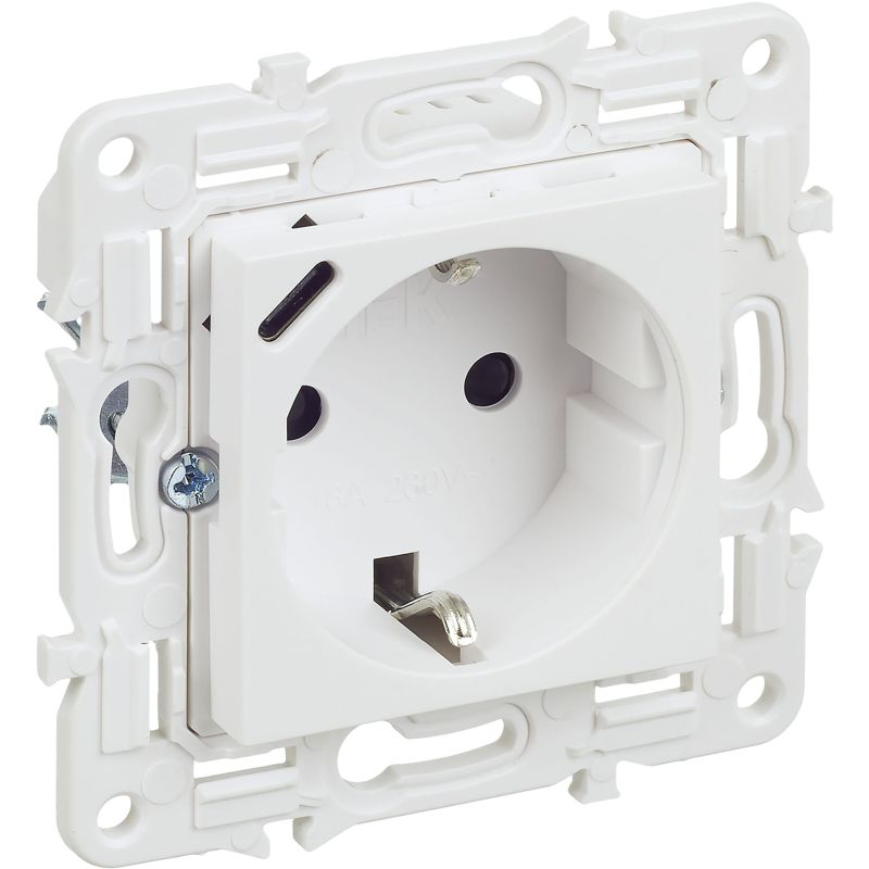 SKANDY Розетка с заземлением с защитными шторками 16А с USB C 18Вт SK-R17W арктический белый IEK