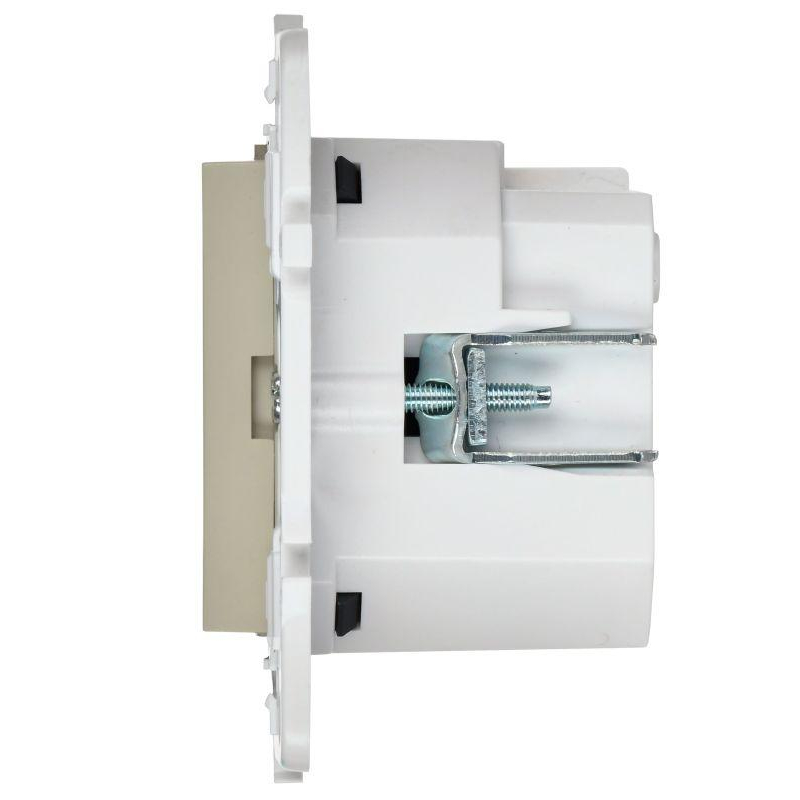 SKANDY Розетка с заземлением с защитными шторками 16А с USB C 18Вт SK-R17B бежевый IEK