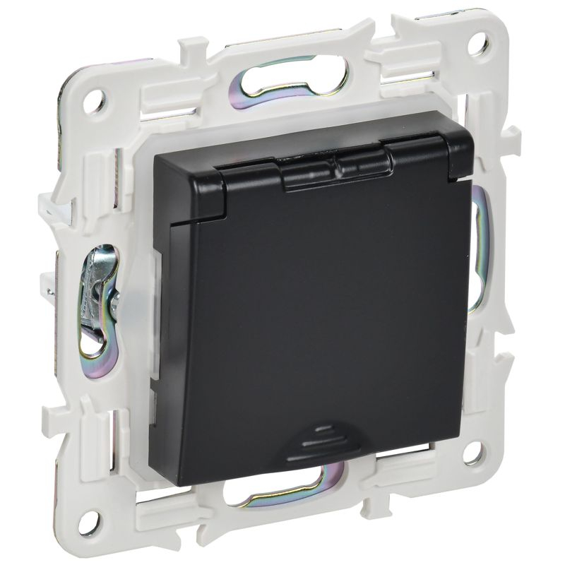 SKANDY Розетка 1-местная с заземлением с защитными шторками и крышкой 16А IP44 SK-R11Bl черный IEK