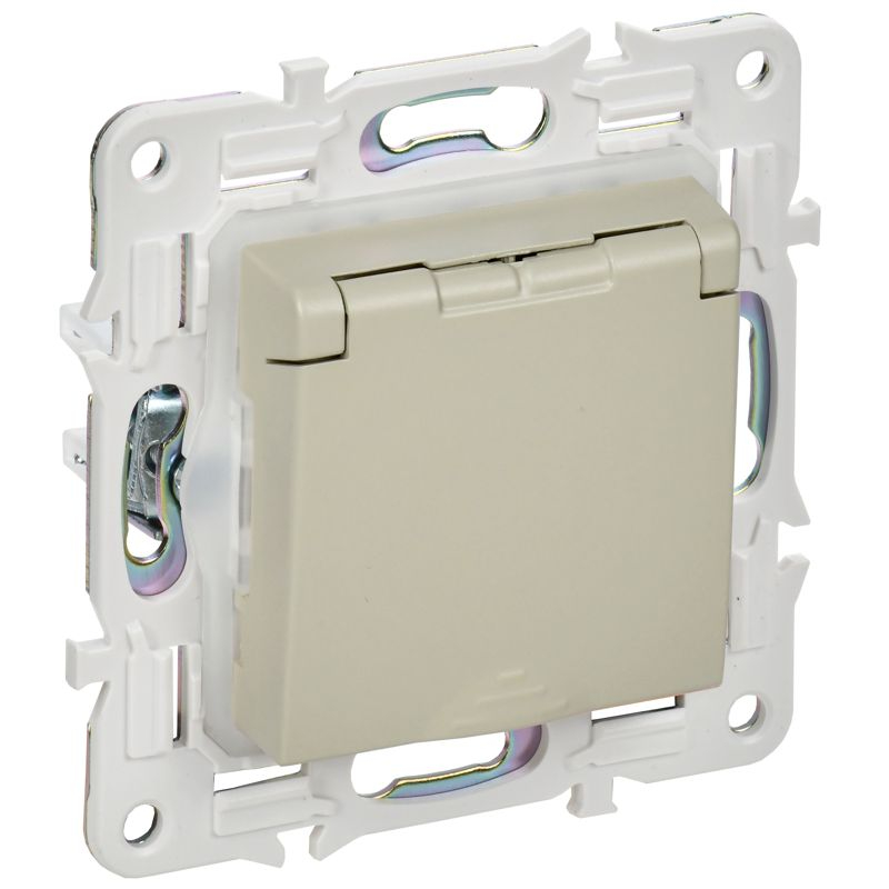 SKANDY Розетка 1-местная с заземлением с защитными шторками и крышкой 16А IP44 SK-R11B бежевый IEK