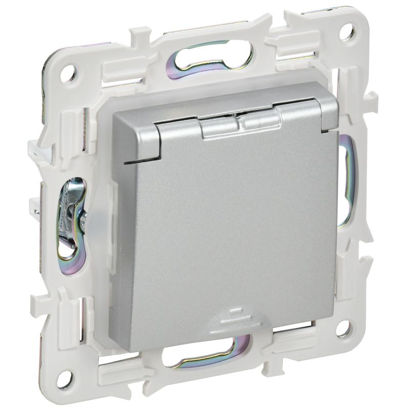 SKANDY Розетка 1-местная с заземлением с защитными шторками и крышкой 16А IP44 SK-R11S серебряный IEK