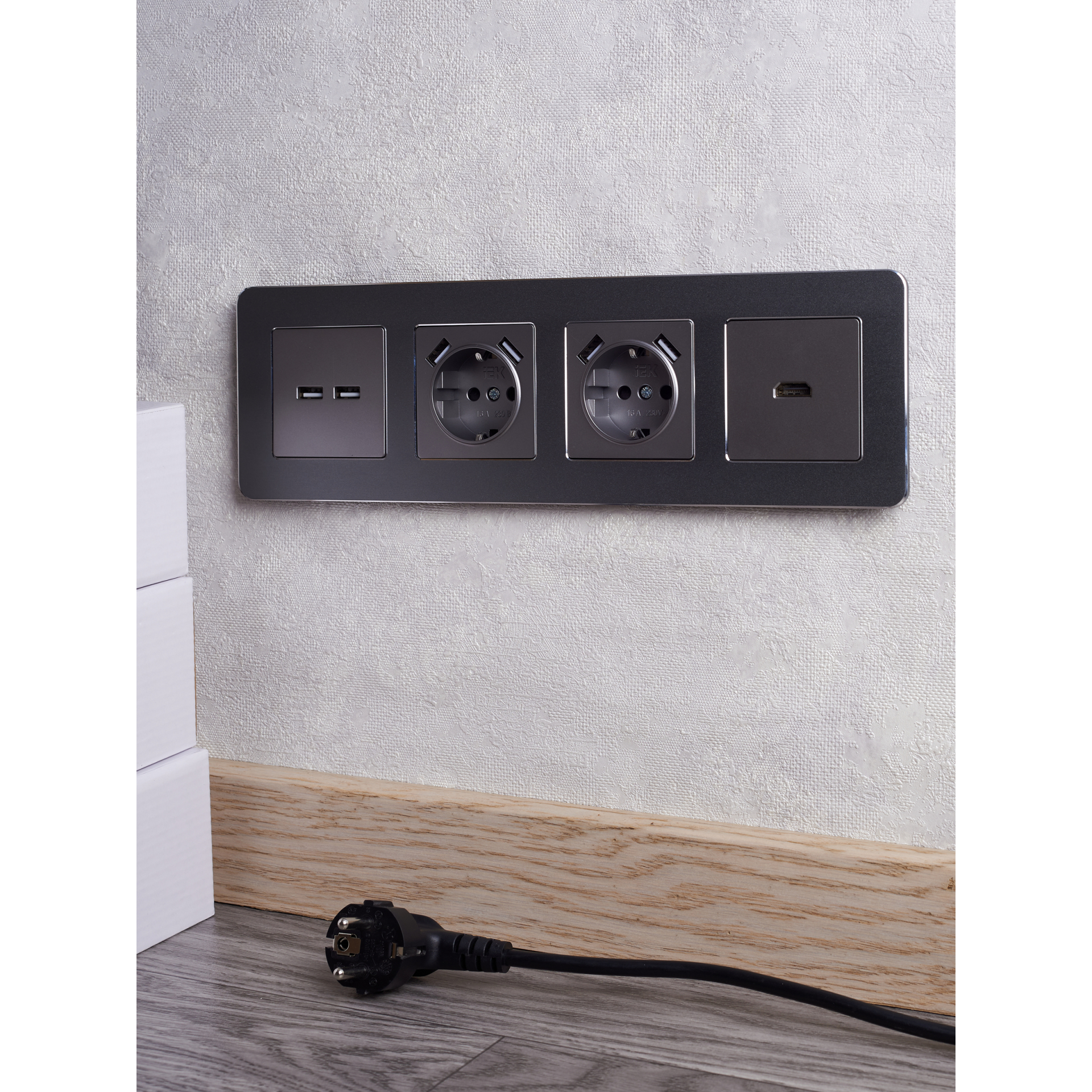 BRITE Розетка 1-местная с заземлением с защитными шторками 16А с USB A+A 5В 3,1А РЮш10-2-БрС сталь IEK