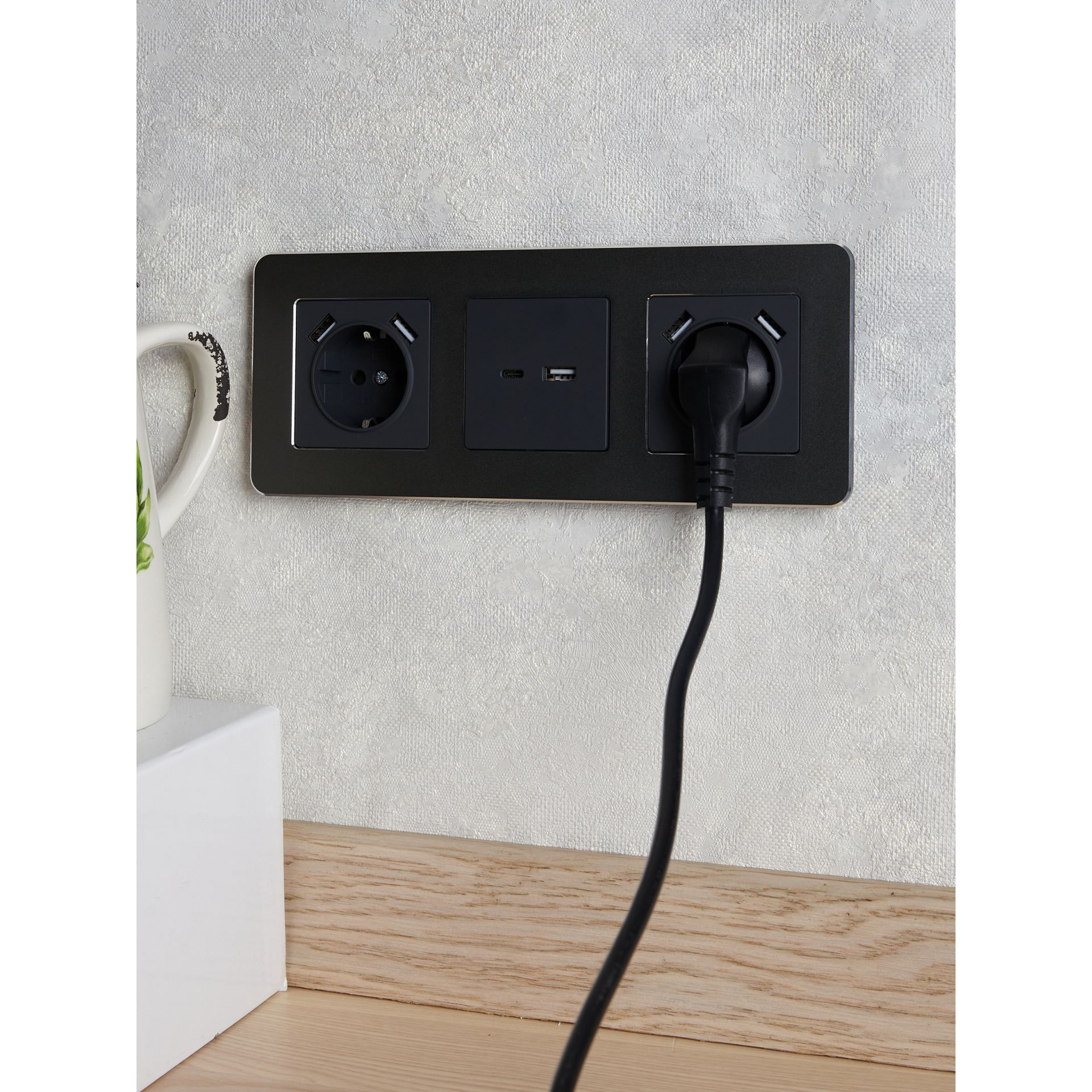BRITE Розетка 1-местная с заземлением с защитными шторками 16А с USB A+A 5В 3,1А РЮш10-2-БрГ графит IEK