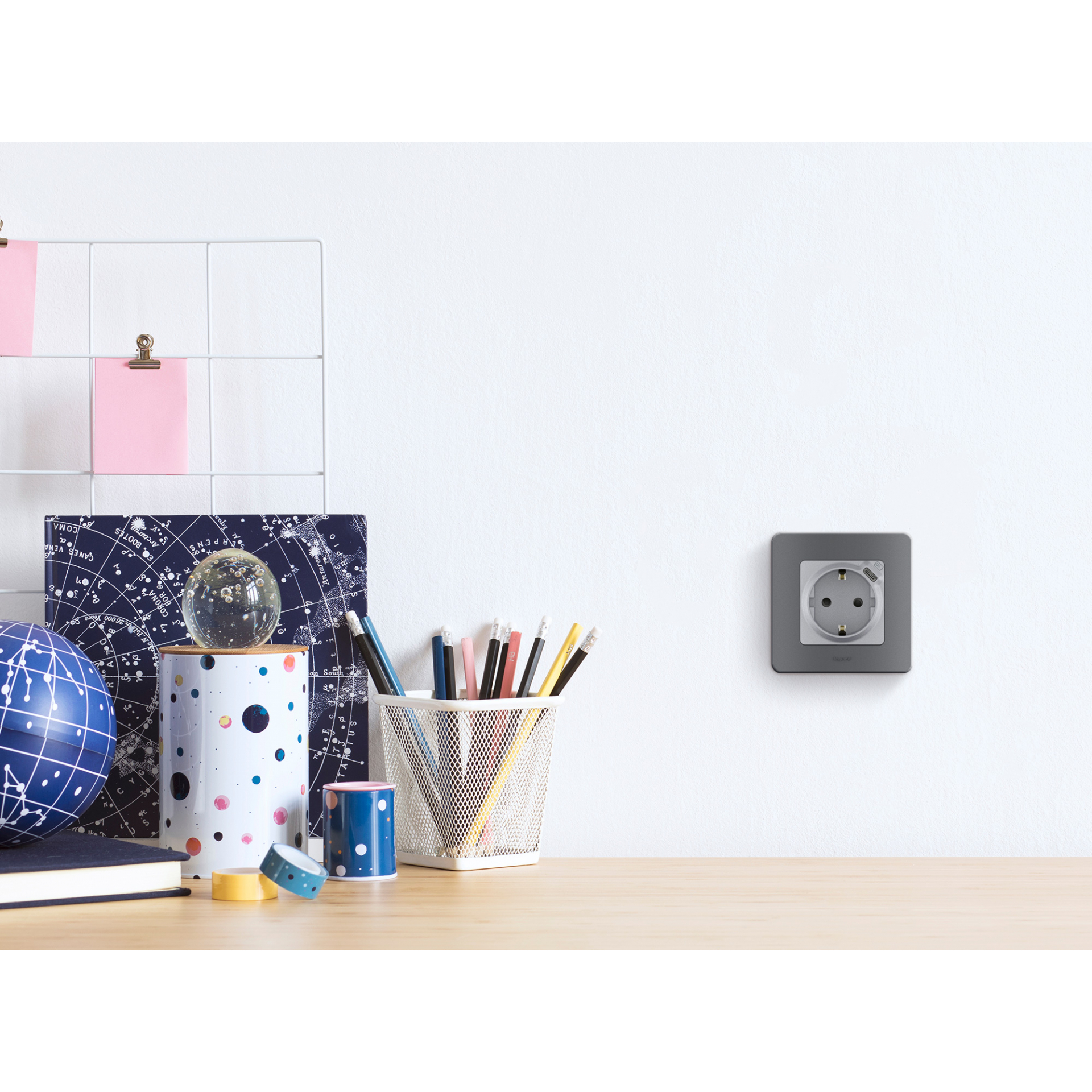 INSPIRIA Розетка 1-местная с заземлением с защитными шторками 16А с USB C 5В безвинтовое крепление алюминий