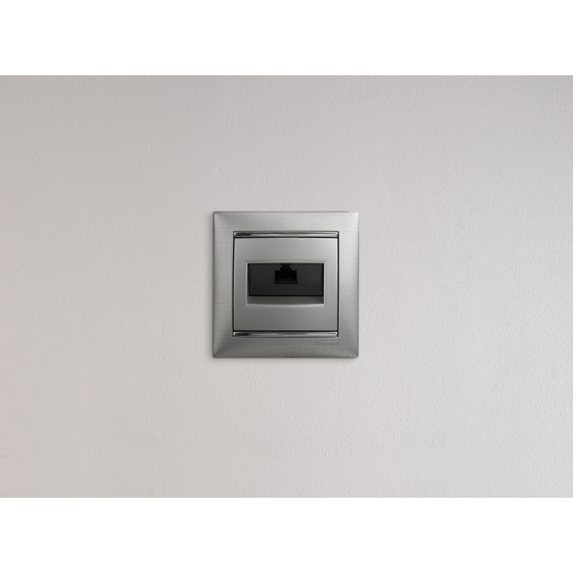VALENA Розетка компьютерная RJ45 категория 6 UTP с захватами алюминий