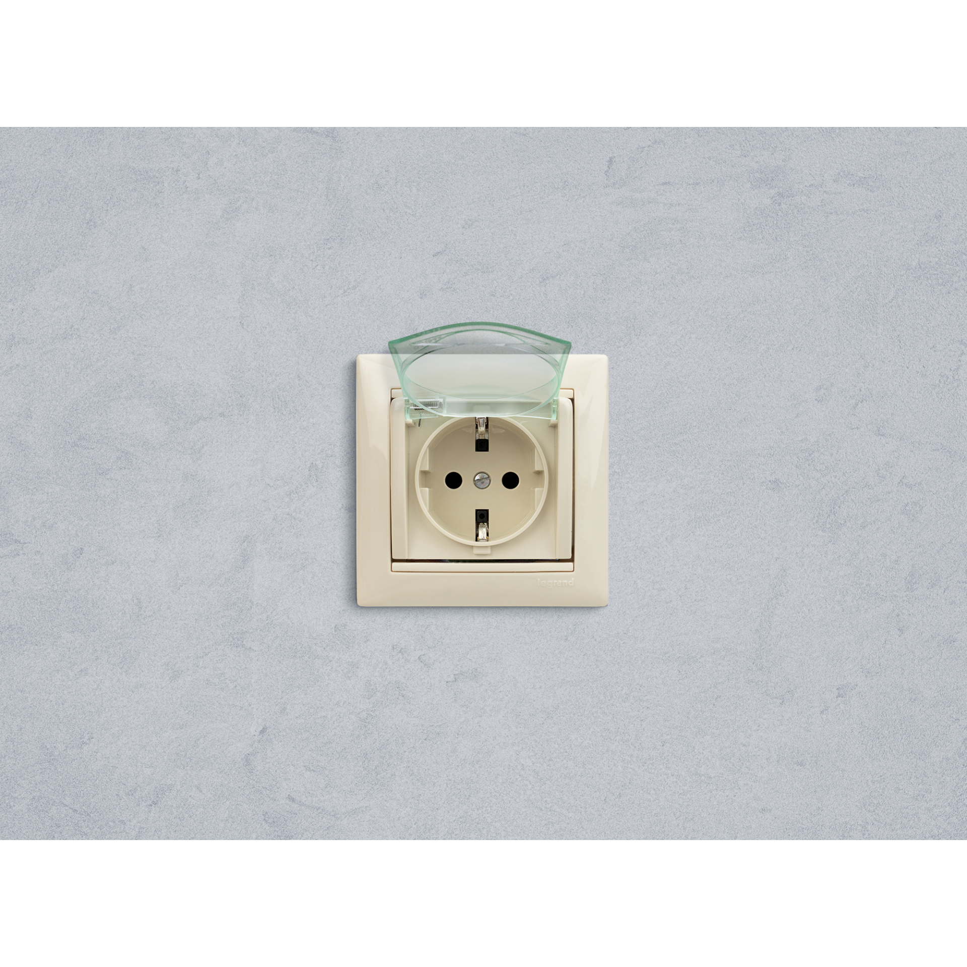 VALENA Розетка 1-местная с заземлением с защитными шторками и крышкой 16А IP44 слоновая кость