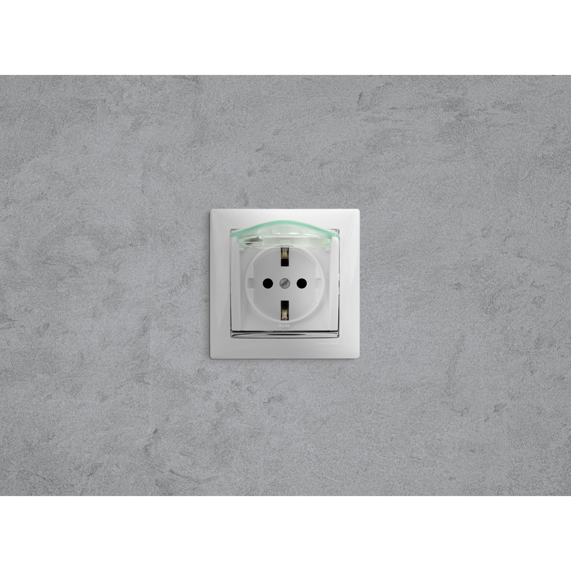 VALENA Розетка 1-местная с заземлением с защитными шторками и крышкой 16А IP44 белый