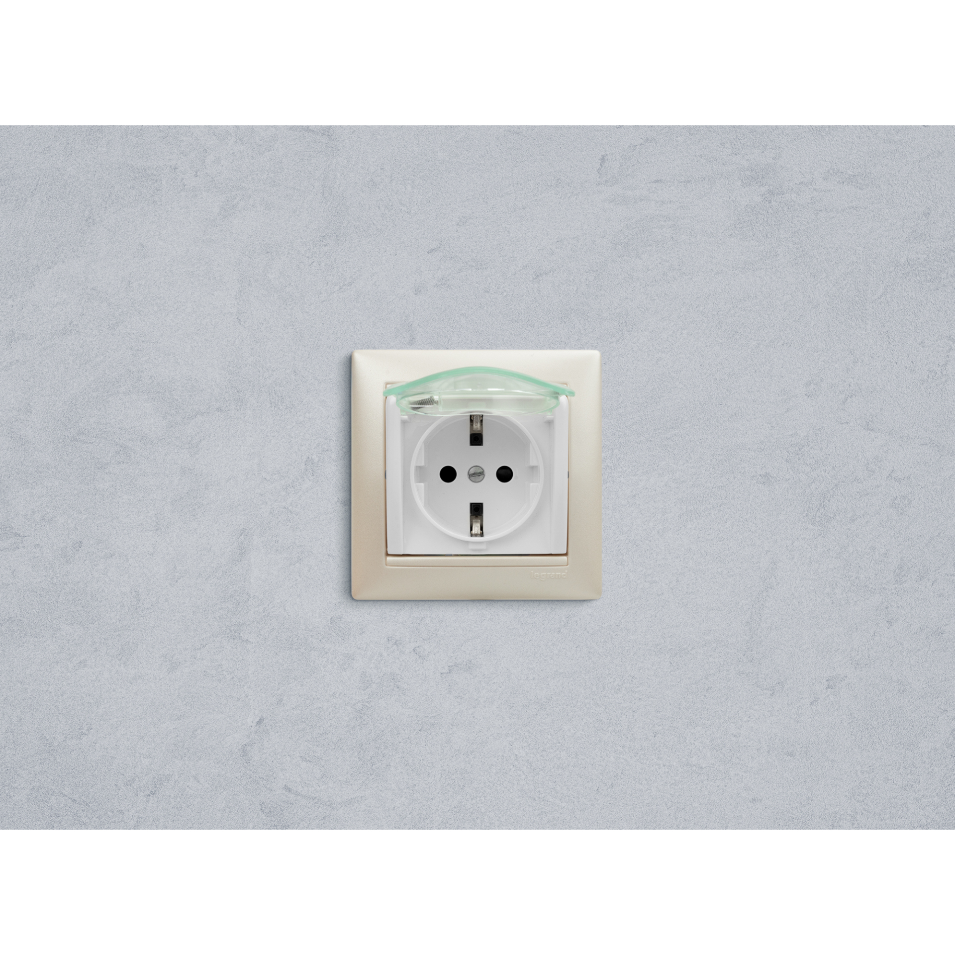 VALENA Розетка 1-местная с заземлением с защитными шторками и крышкой 16А IP44 белый