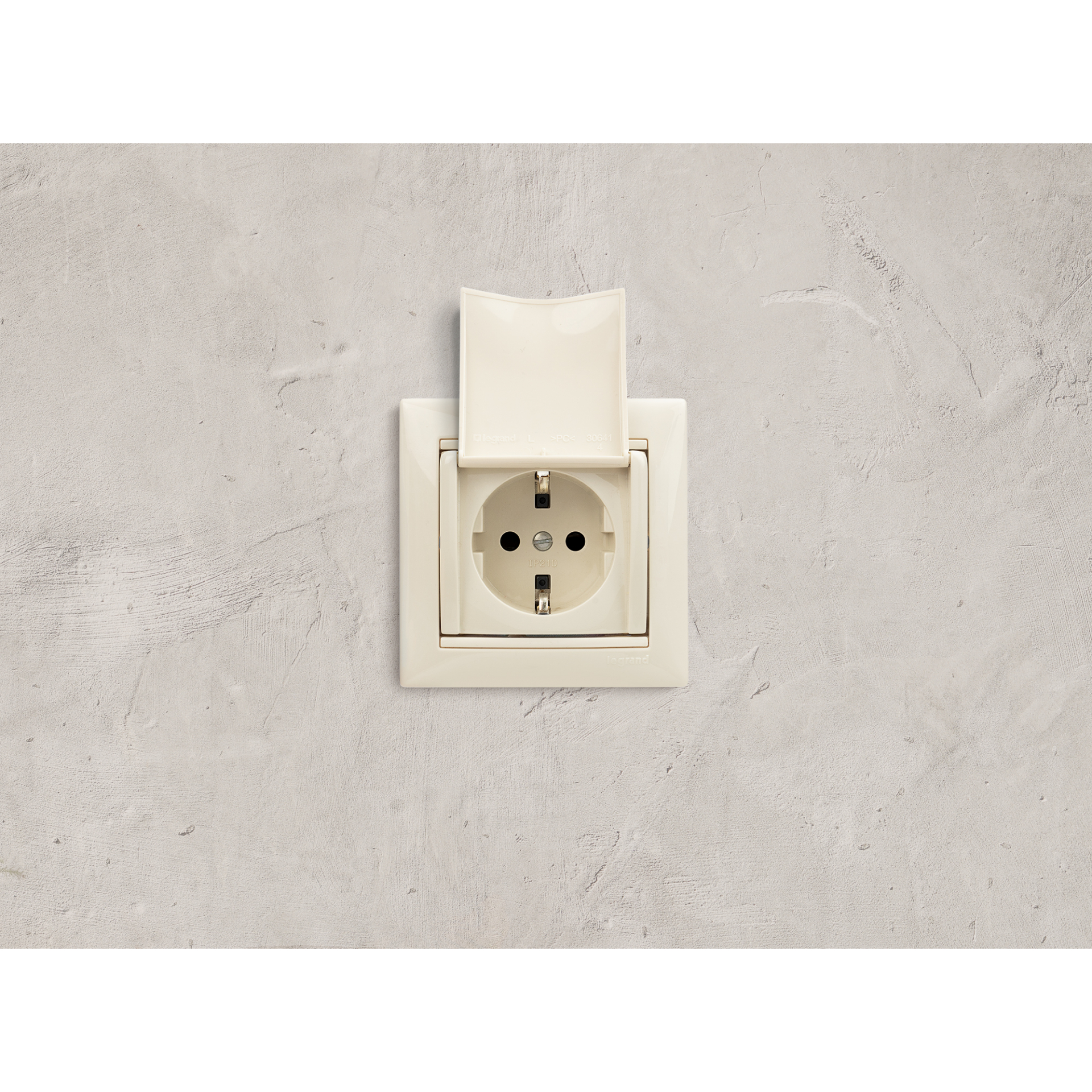 VALENA Розетка 1-местная с заземлением с защитными шторками и крышкой 16А IP20 слоновая кость
