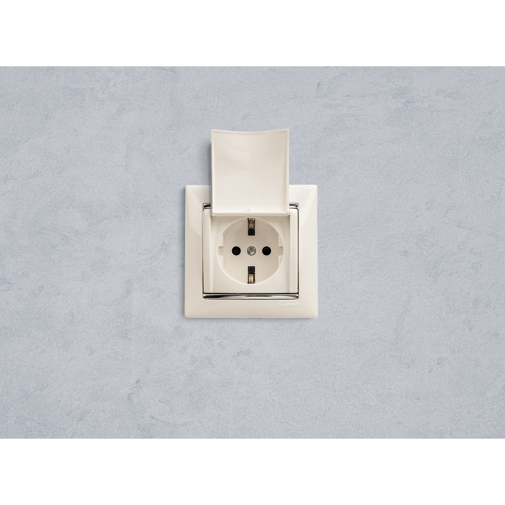 VALENA Розетка 1-местная с заземлением с защитными шторками и крышкой 16А IP20 белый