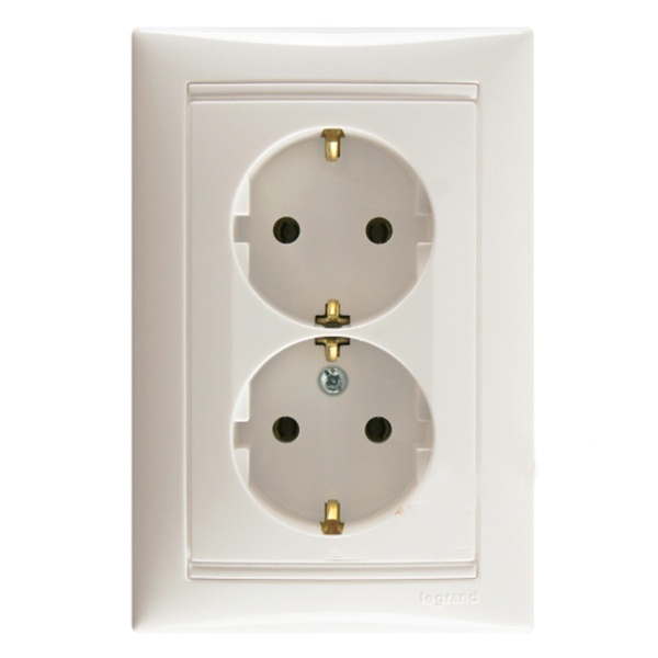 VALENA DIY Розетка 2-местная с заземлением с защитными шторками 16А в сборе белый
