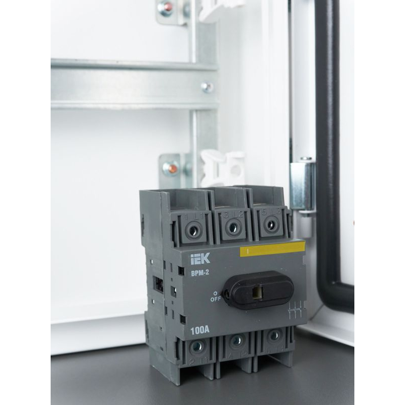 Выключатель-разъединитель модульный ВРМ-2 3P 100А IEK
