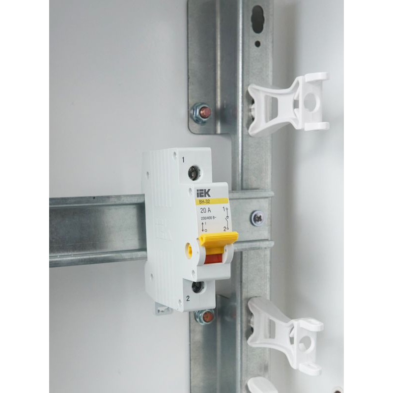 KARAT Выключатель нагрузки (мини-рубильник) ВН-32 1P 20А IEK