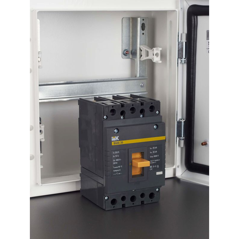 Выключатель автоматический ВА88-35 3Р 250А 35кА IEK