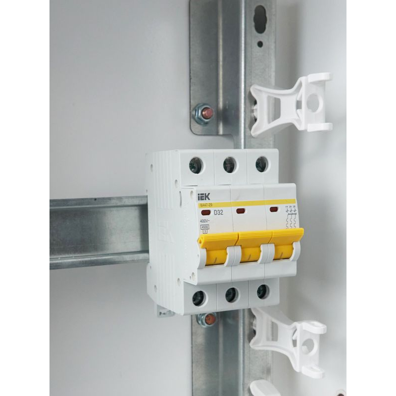 KARAT Автоматический выключатель ВА47-29 3P D 32А 4,5кА IEK