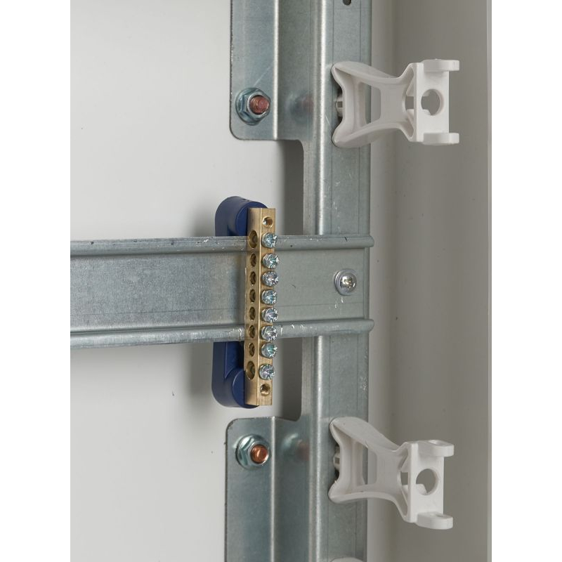 Шина N ноль на двух угловых изоляторах ШНИ-6х9-8-У2-С IEK