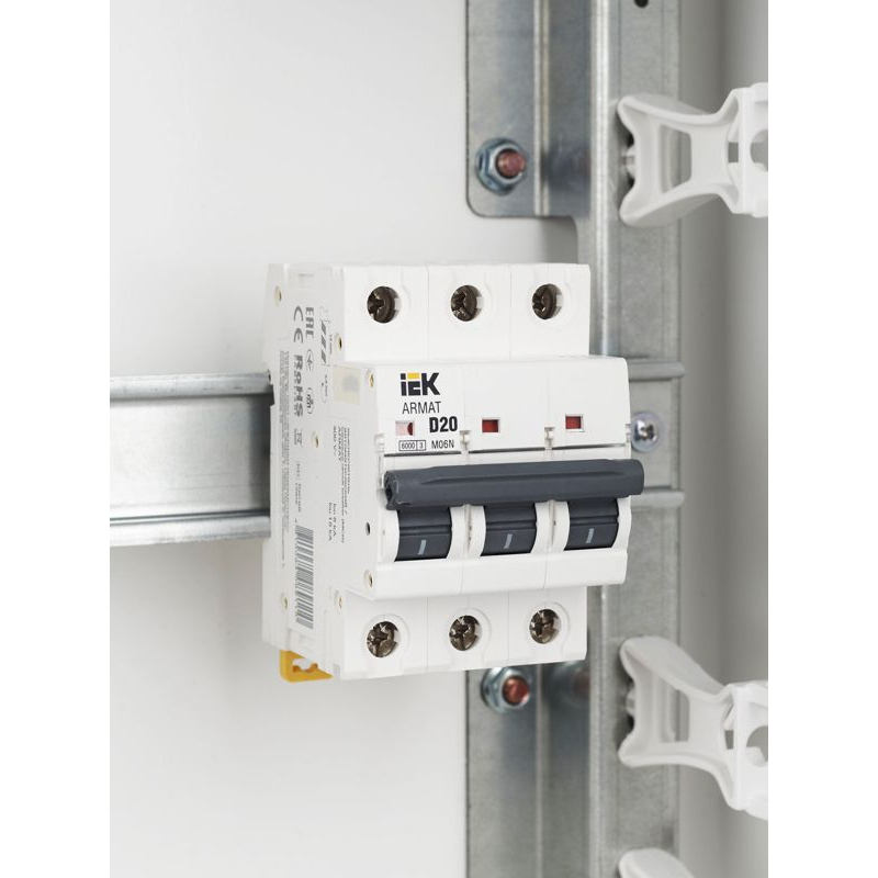 ARMAT Автоматический выключатель M06N 3P D 20А IEK