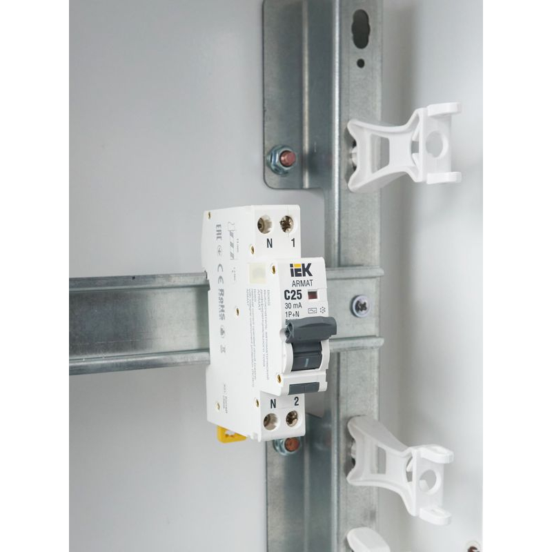 ARMAT Автоматический выключатель дифференциального тока B06S 1P+NP C25 30мА тип AC (18мм) IEK