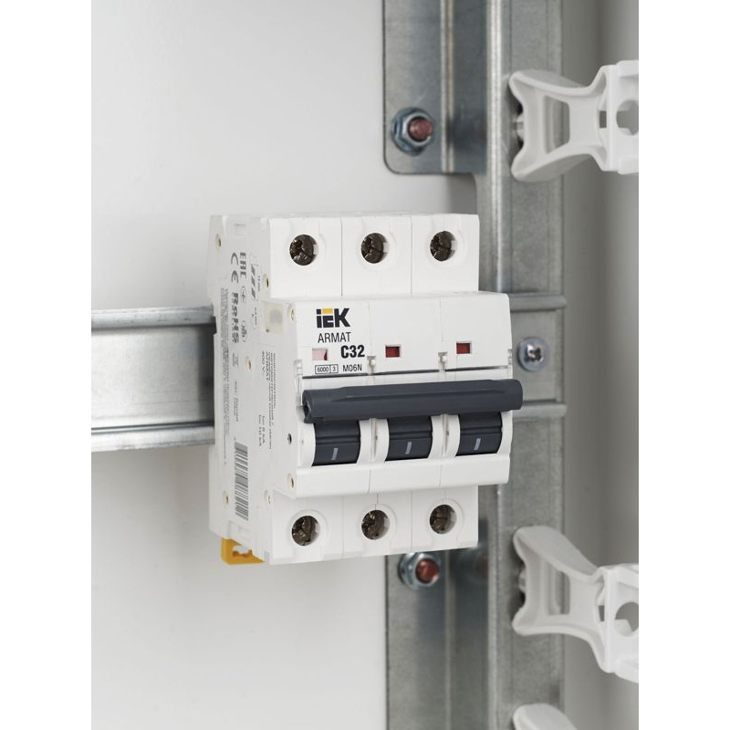 ARMAT Автоматический выключатель M06N 3P C 32А IEK