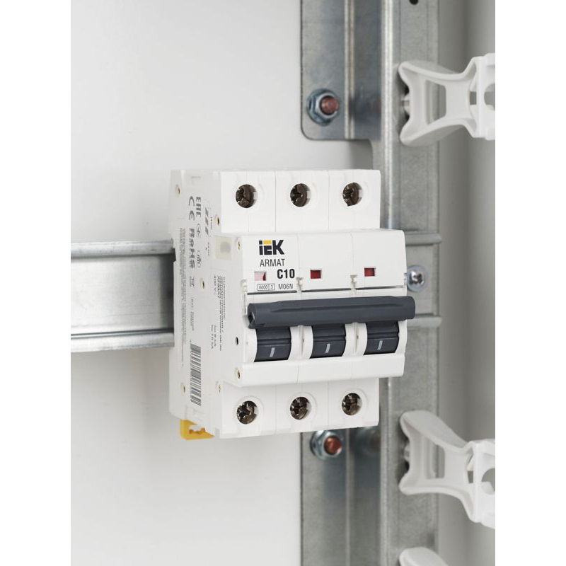 ARMAT Автоматический выключатель M06N 3P C 10А IEK