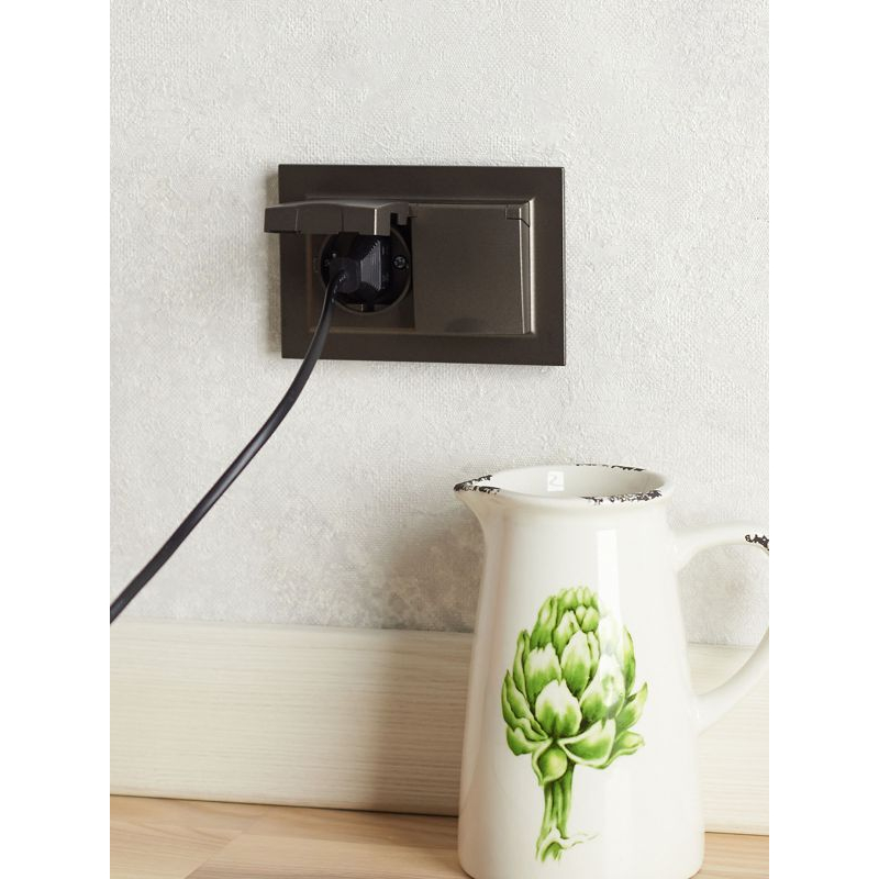 BRITE Розетка 2-местная с заземлением с защитными шторками и крышкой 16А в сборе IP44 РСбш12-3-44-БрТБ темная бронза IEK