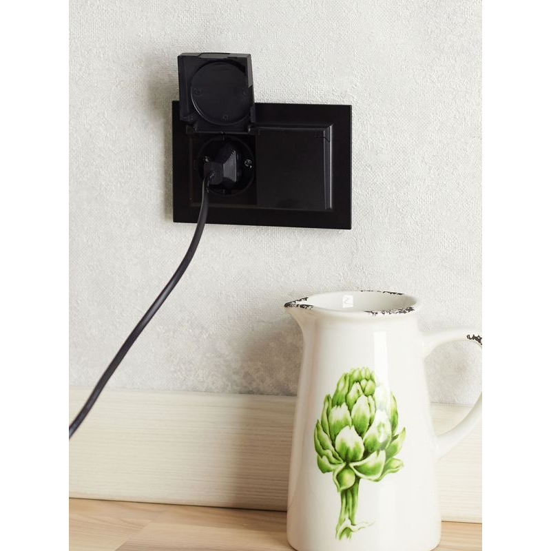 BRITE Розетка 2-местная с заземлением с защитными шторками и крышкой 16А в сборе IP44 РСбш12-3-44-БрЧ черный IEK