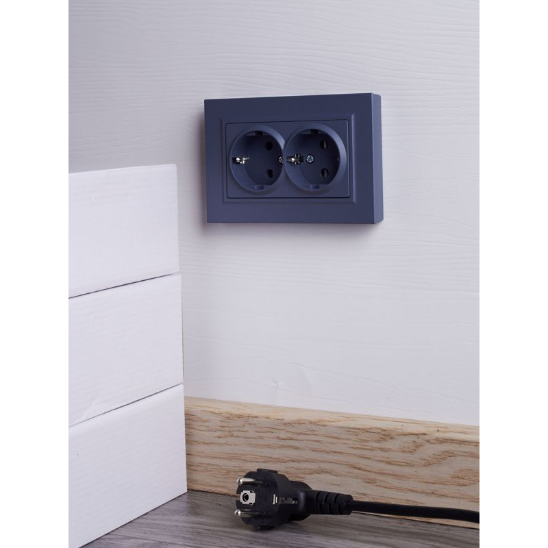 BRITE Розетка 2-местная с заземлением с защитными шторками 16А в сборе РСш12-3-БрМ маренго IEK