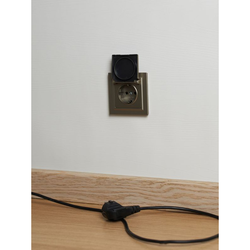 BRITE Розетка 1-местная с заземлением с защитными шторками и крышкой 16А IP20 РСбш10-3-БрШ шампань IEK