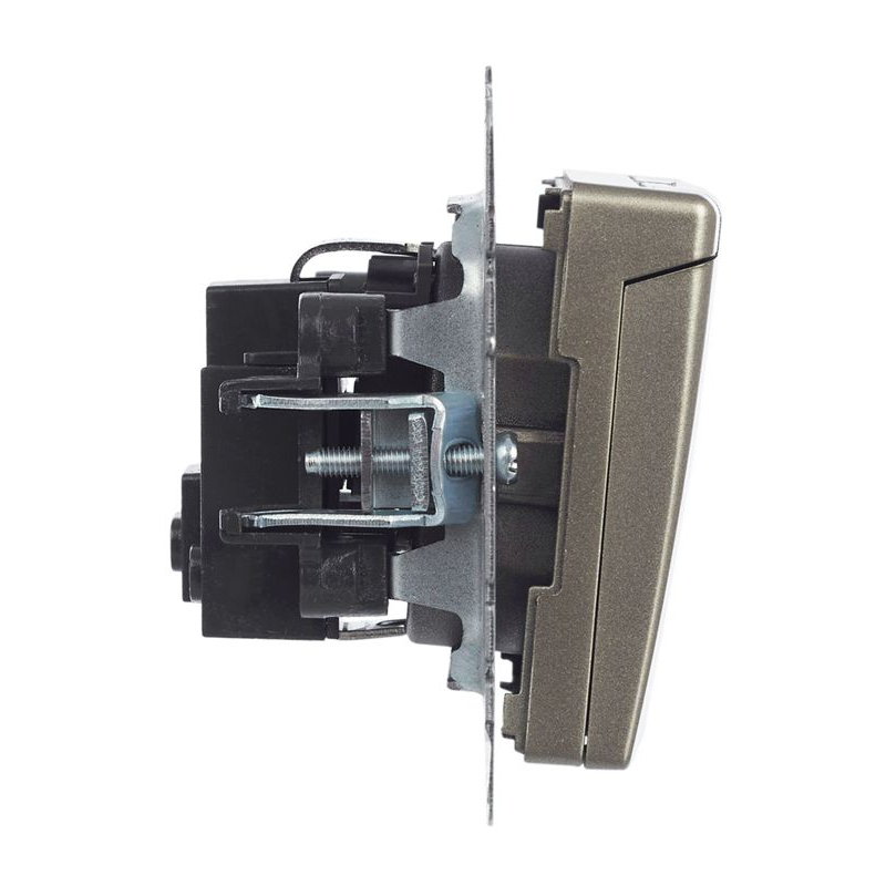 BRITE Розетка 1-местная с заземлением с защитными шторками и крышкой 16А IP20 РСбш10-3-БрШ шампань IEK