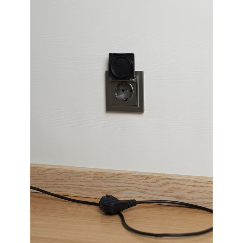 BRITE Розетка 1-местная с заземлением с защитными шторками и крышкой 16А IP20 РСбш10-3-БрС сталь IEK