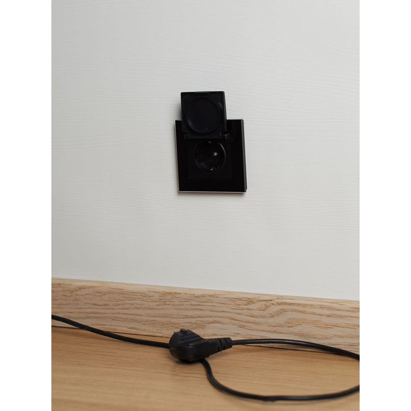 BRITE Розетка 1-местная с заземлением с защитными шторками и крышкой 16А IP44 РСбш10-3-44-БрЧ черный IEK