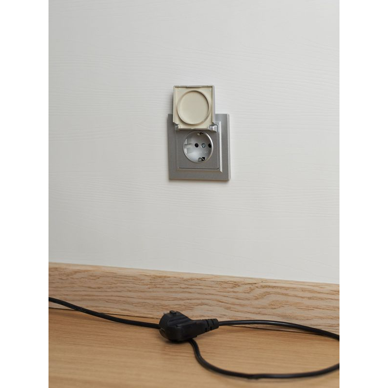 BRITE Розетка 1-местная с заземлением с защитными шторками и крышкой 16А IP44 РСбш10-3-44-БрА алюминий IEK