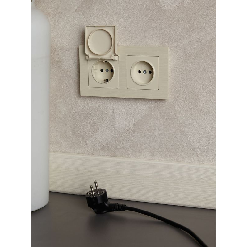 BRITE Розетка 1-местная с заземлением с защитными шторками и крышкой 16А IP20 РСбш10-3-БрКр бежевый IEK