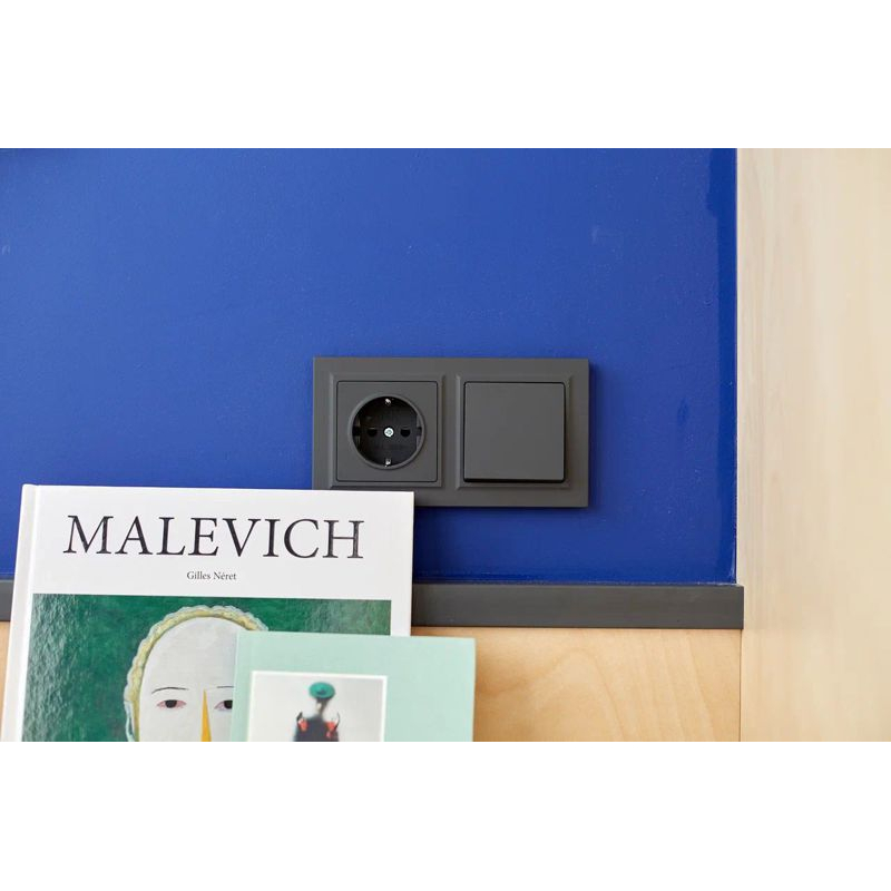 BRITE Розетка 1-местная с заземлением с защитными шторками 16А РС14-1-0-БрГ графит IEK