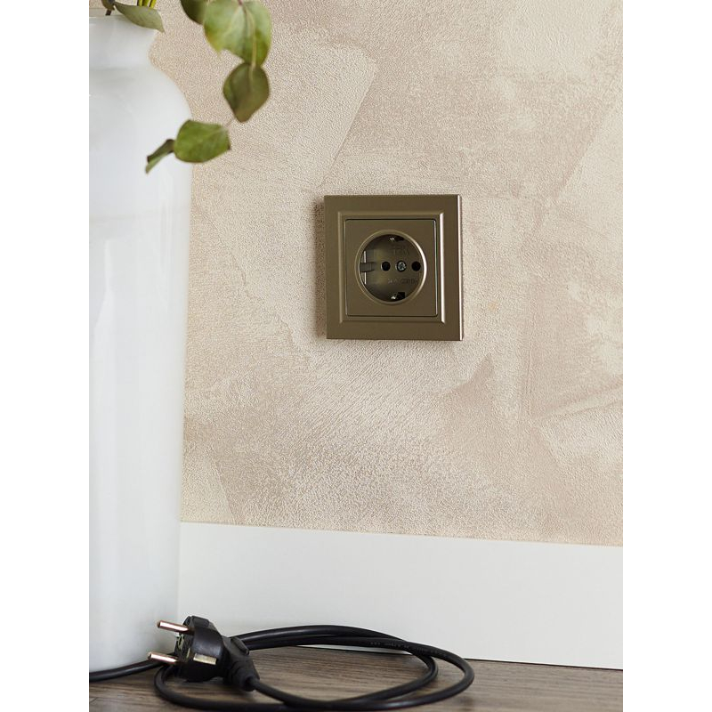 BRITE Розетка 1-местная с заземлением с защитными шторками 16А РС14-1-0-БрШ шампань IEK