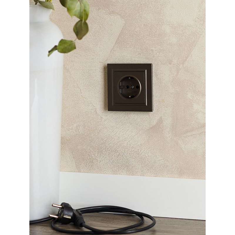 BRITE Розетка 1-местная с заземлением без защитных шторок 16А РС11-1-0-БрТБ темная бронза IEK