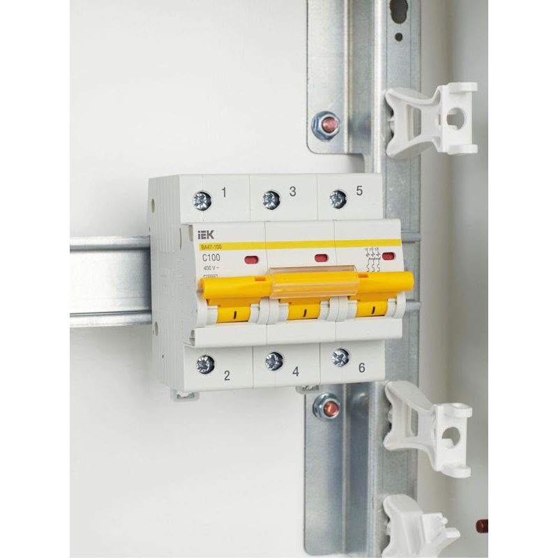 KARAT Автоматический выключатель ВА47-100 3P C 100А 10кА IEK