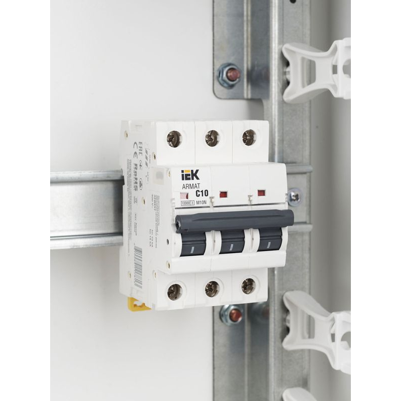 ARMAT Автоматический выключатель M10N 3P C 10А IEK