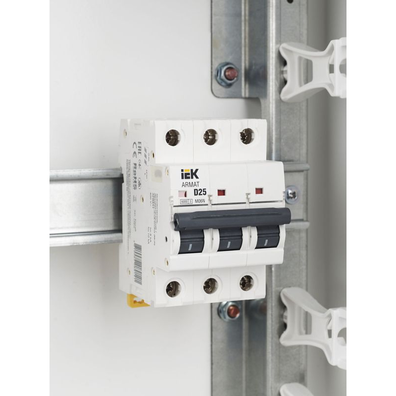 ARMAT Автоматический выключатель M06N 3P D 25А IEK